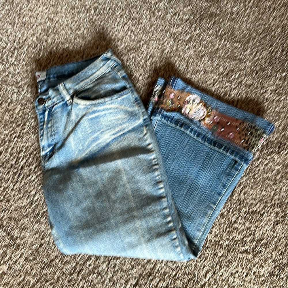 Dating Women's Embellished Cropped Blue Jeans